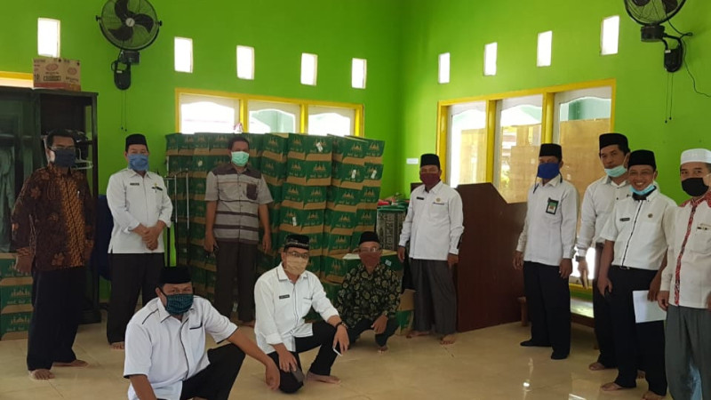 Gandeng Kemenag Dmi Serahkan Bantuan Alat Kebersihan Masjid