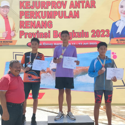 Prestasi MTsN 2 Kota Bengkulu Bertambah, Rizky Raih 6 Medali Kejurprov Renang 2023