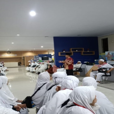 Tiba di  Tanah Air Kakan Kemenag Benteng Sambut Kepulangan Jamaah Haji Benteng di Asrama Haji Bengkulu