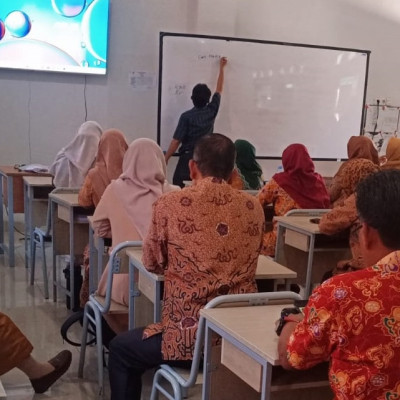 Guru MTsN 1 Kota Bengkulu Optimalkan Penggunaan TV Digital Sebagai Media Pembelajaran