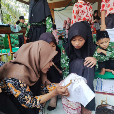 Tingkatkan Kreatifitas, Siswa MIN 1 Bengkulu Tengah Kunjungi Kampung Batik