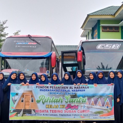 Rihlah Ke Sungai Trokon Santriwati Kelas 12 MA Al Hasanah Bengkulu Tengah