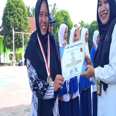 Guru Bahasa Inggris MTsN 2 Kota Bengkulu Raih 2 Medali