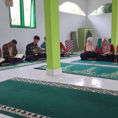 Rutin di Bulan Ramadan, Pegawai Kemenag Kab. Kaur Laksanakan Tadarus Al-Qur'an