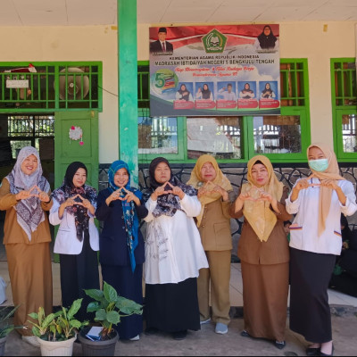 Guru MIN 5 Benteng Dapatkan Pembinaan Sekolah Sehat dari Petugas Kesehatan Puskesmas Ujung Karang