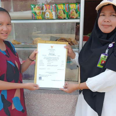 PPH Kecamatan Air Periukan Serahkan Sertifikat Halal Langsung ke Lokasi Pelaku Usaha