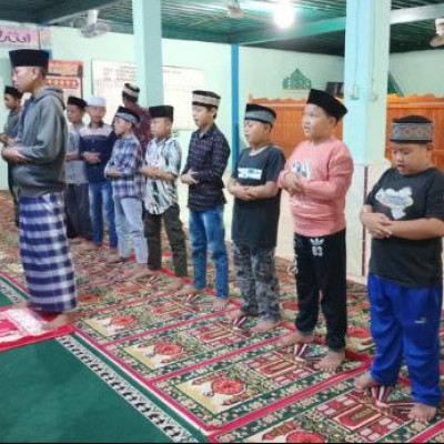 Penyuluh Agama Islam KUA Kecamatan Tebat Karai Bina Anak-anak TPQ Praktik Salat Jenazah