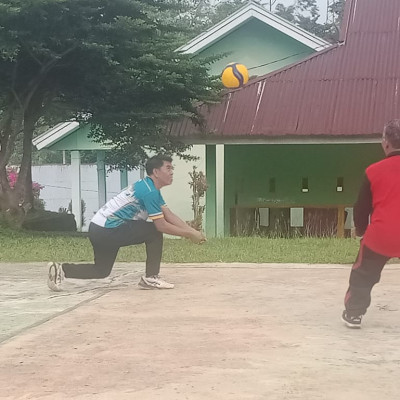 Olahraga bermain bola volly Guru vs Siswa/I MAN Seluma
