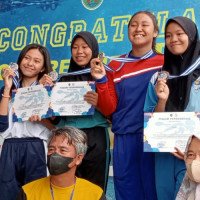 Dua Siswi MTsN 1 Kota Bengkulu Raih Juara Renang DISPORA Cup