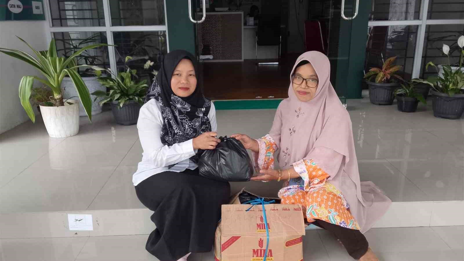 Perkuat Kepedulian Sosial, KUA Curup & BKMT Kecamatan Curup Sukseskan Program Jumat Berbagi