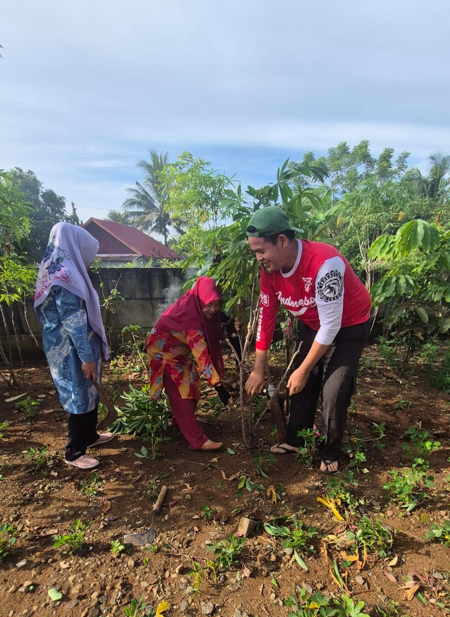Kecamatan Selebar Laksanakan Gotong Royong dan Panen Tanaman Produktif