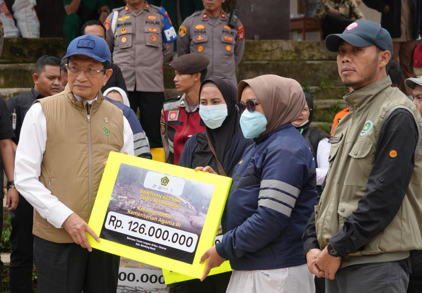 Menag Salurkan Bantuan Rp596 Juta untuk Madrasah, Guru, dan Siswa Terdampak Longsor Cisarua