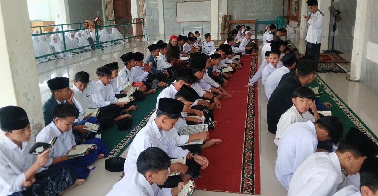 Mengawali Februari dengan Cahaya Al-Qur’an, Santri Laksanakan Khataman Qur’an Serentak