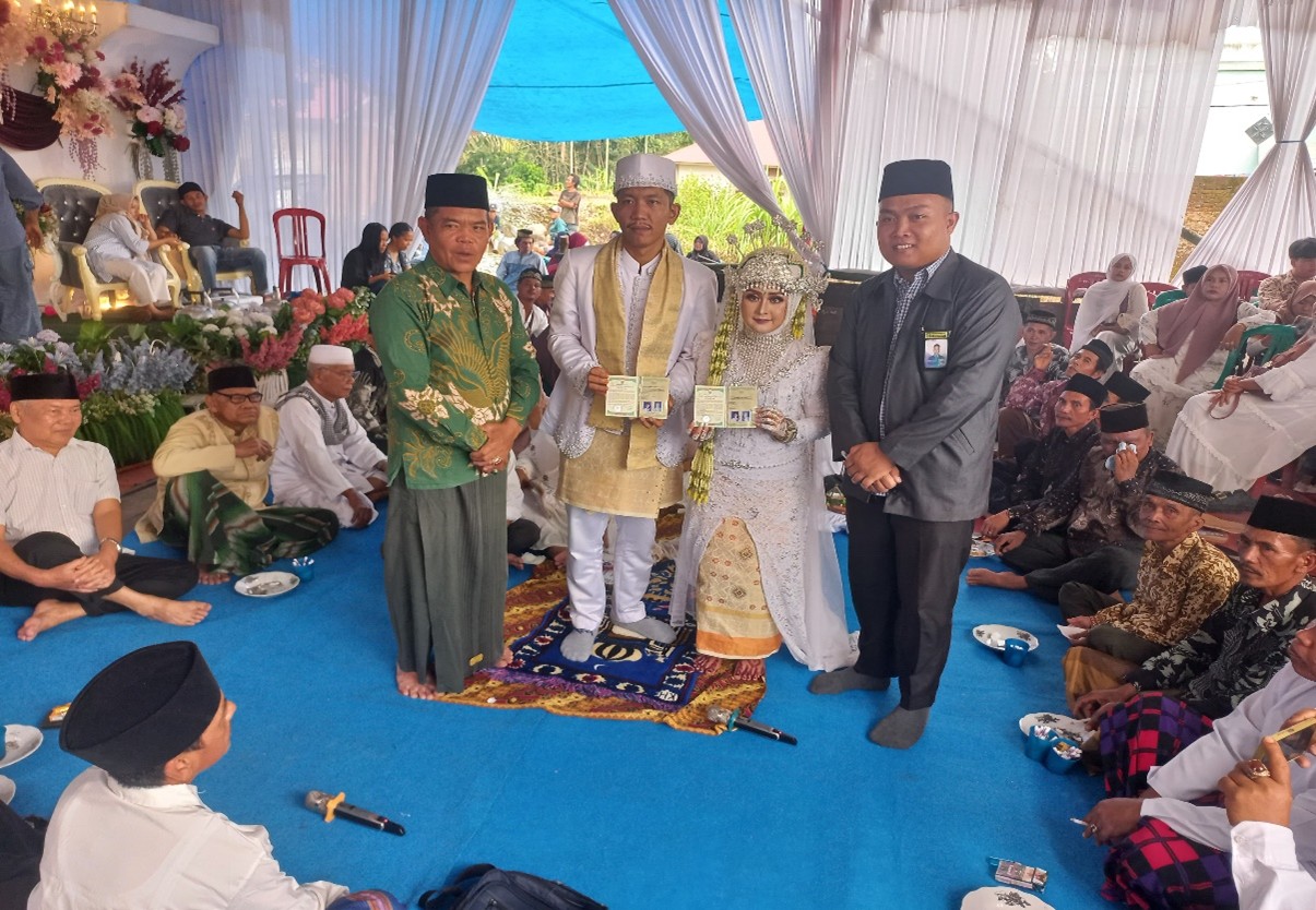 Serahkan Buku Nikah, KUA Lebong Sakti Pastikan Kesakralan dan Tercatat Secara Administratif
