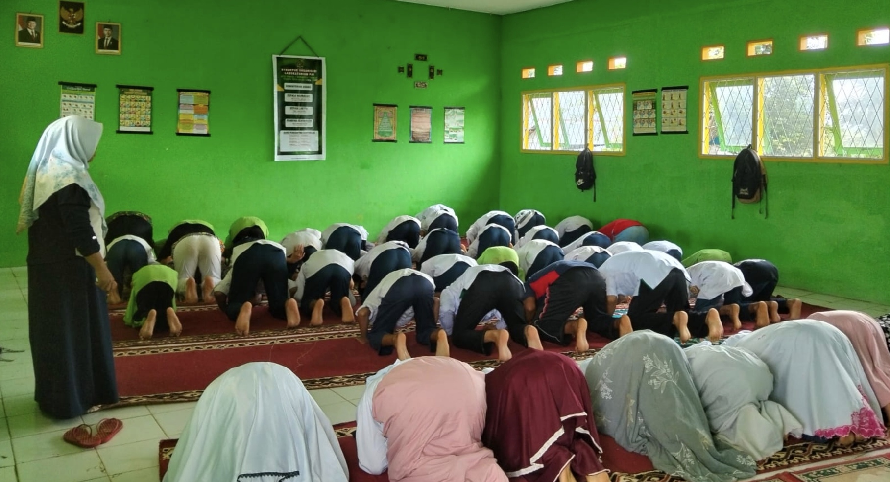 Cetak Generasi Berakhlak, Semangat Sujud Duha Siswa MTsN 1 Bengkulu Tengah Sebelum Belajar