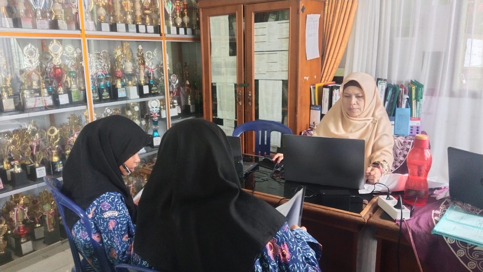 Waka Kurikulum MTsN 2 Seluma Turun Langsung Kawal Pendaftaran Siswa ke MAN IC Bengkulu Tengah
