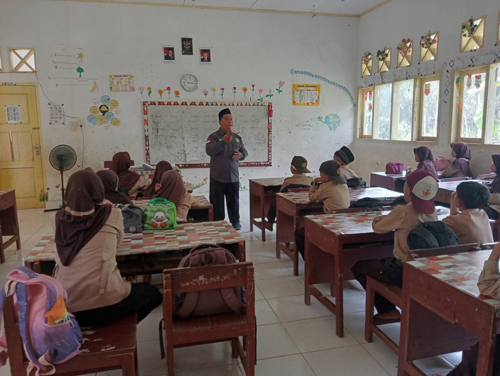 Penyuluh Agama KUA Selagan Raya Gencarkan Program BRUS di Sekolah