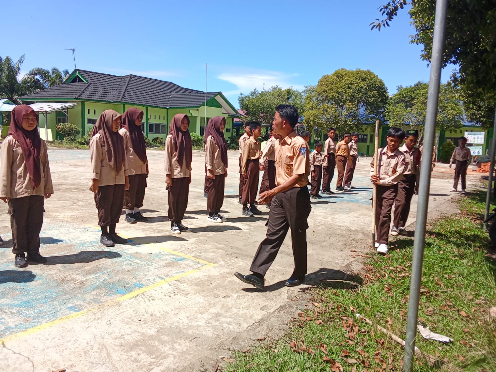 MTsN 3 Seluma Asah Karakter Siswa melalui Dasa Dharma Pramuka