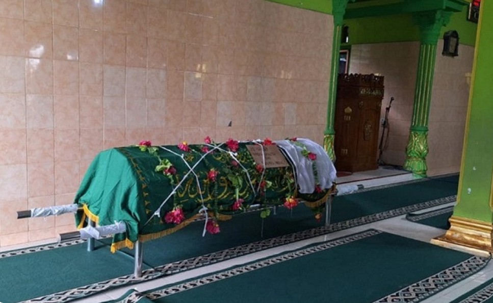 
	Shalat jenazah hukumnya adalah fardu kifayah, yaitu