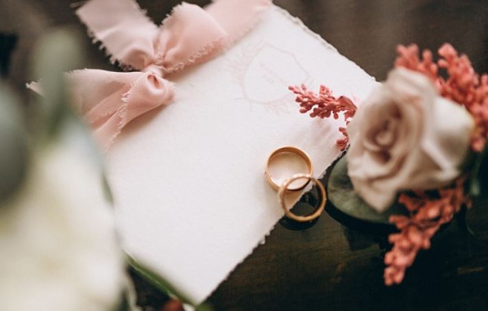 
	Dalam kehidupan sosial, menerima undangan resepsi