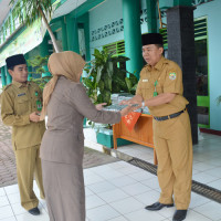 Pemda Benteng Beri Bingkisan 180 Lembar Kain Batik Basurek