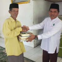 Ka.Kemenag Seluma Distribusikan Al-Quran