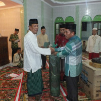 Ka.Kemenag Seluma Safari Ramadhan Sekaligus Berikan Bantuan Sarana Ibadah