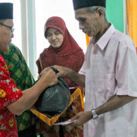 Jelang Idul Fitri 1434 H, Ka.Kemenag RL Serahkan Zakat Fitrah