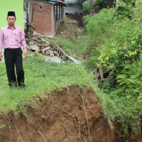 Gedung Sekolah MTs Lubuk Pinang Terancam Longsor