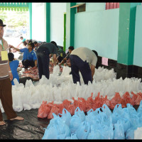 Kanwil Kemenag Bengkulu Bagikan 483 Kantong Daging Qurban 