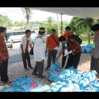 Kantor Kemenag Bengkulu Selatan Serahkan Koper Jamaah Haji