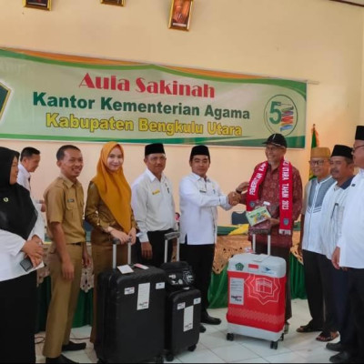 Kemenag Bengkulu Utara Bagikan Tas Koper Jamaah Haji