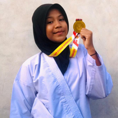 Siswi MTsN 1 Kota Bengkulu Raih Juara 1 Kejurda Karate