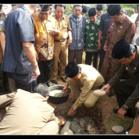 Ka. Kemenag Benteng Melakukan Peletakan Batu Pertama Pembangunan Masjid Miftahul Jannah