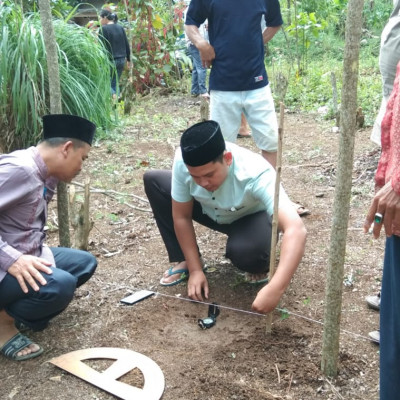 Penuhi Usulan Masyarakat, Kepala dan PAI KUA Bermani Ilir Ukur Arah Kiblat