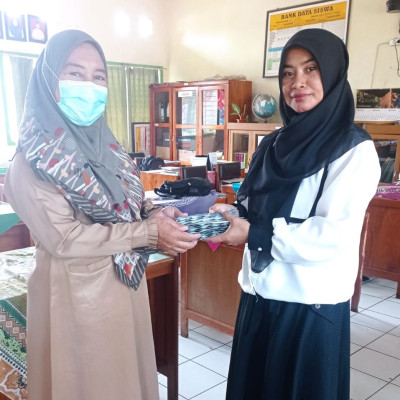 Siswa MIN 4 Bengkulu Tengah Terima Obat Cacing dari PKM Pekiknyaring