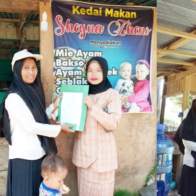 KUA Merigi Kelindang Bengkulu Tengah Menyerahkan Sertifikat Halal ke Pelaku Usaha Desa Lubuk  Unen