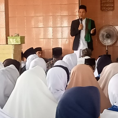 Hadiri Pengajian BKMT, Penyuluh KUA Kabawetan Ingatkan Jamaah Bersholawat dan Dirikan Salat