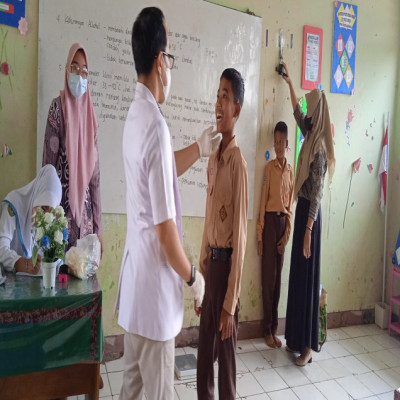 Tim Puskesmas Kandang Periksa Kesehatan Siswa MTsN 2 Kota Bengkulu