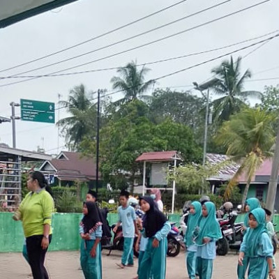 SISWA MIN 4 BENGKULU TENGAH  IKUTI TES KEBUGARAN OLEH TIM PKM SIDODADI