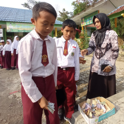 Siswa dan Guru MIN 2 Bengkulu Tengah Galang Dana untuk Saudara Palestina