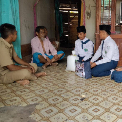 MTsN 2 Mukomuko Sukseskan Program "Madrasah Berbagi" di Desa Maju Makmur