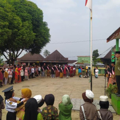 Gunakan Pakaian Pahlawan, MIM 10 Karang Anyar Gelar Upacara Hari Pahlawan Nasional