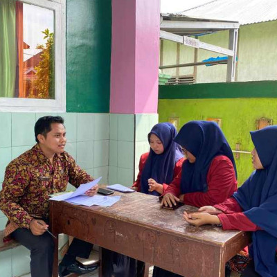 Guru Pamong MIN 1 RL Beri Bimbingan Kepada Mahasiswa PPL : Tingkatkan Profesionalisme Calon Guru