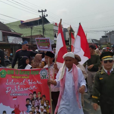 Cerdas Menjadi Pahlawan Masa Kini,MIM 10 Karang Anyar Partisipasi Pawai Hari Pahlawan