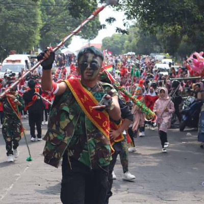 Tampil Aktraktif, Drumband Gita Bahana Musika MIN 1 RL Pukau Ribuan Penonton