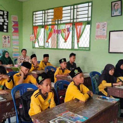 Antusiasme dan Dedikasi Tinggi Mahasiswa PPL: Kepala MIN 1 RL Berikan Umpan Balik Konstruktif dalam Penilaian Akhir