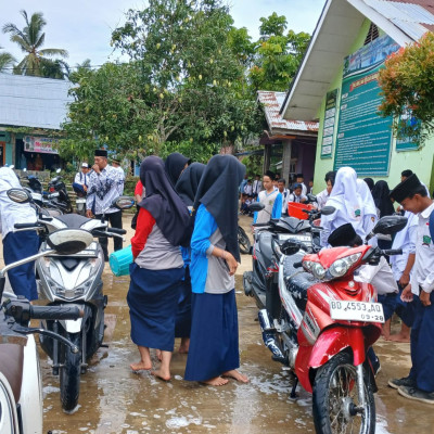 Rayakan HGN Siswa Mencuci Kendaraan Guru MTs Panca Mukti Bengkulu Tengah