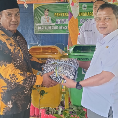 Bantuan Tong Sampah dan Bibit dari DLHK Provinsi Bengkulu untuk Membantu Program Madrasah Ramah Lingkungan MIN 1 Mukomuko