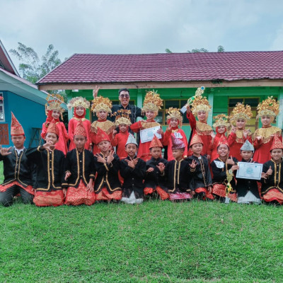 MIN 1 Kepahiang Raih Piala Lomba Tari dan Futsal